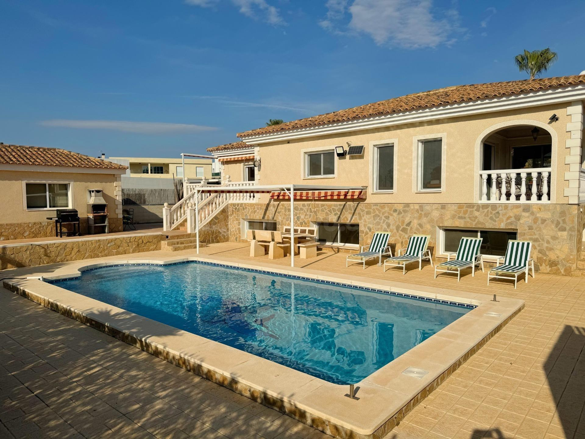 CHALET DE LUJO CON PISCINA PRIVADA, CINCO DORMITORIOS Y AMPLIAS TERRAZAS EN ENTORNO RESIDENCIAL EXCLUSIVO