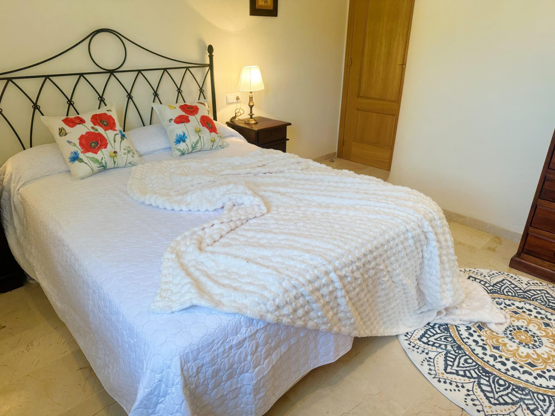 APARTAMENTO EN PRIMERA LÍNEA DEL CAMPO DE GOLF DE ALICANTE CON TERRAZA PANORÁMICA, CERCA DE LA PLAYA Y ENTORNO NATURAL PRIVILEGIADO