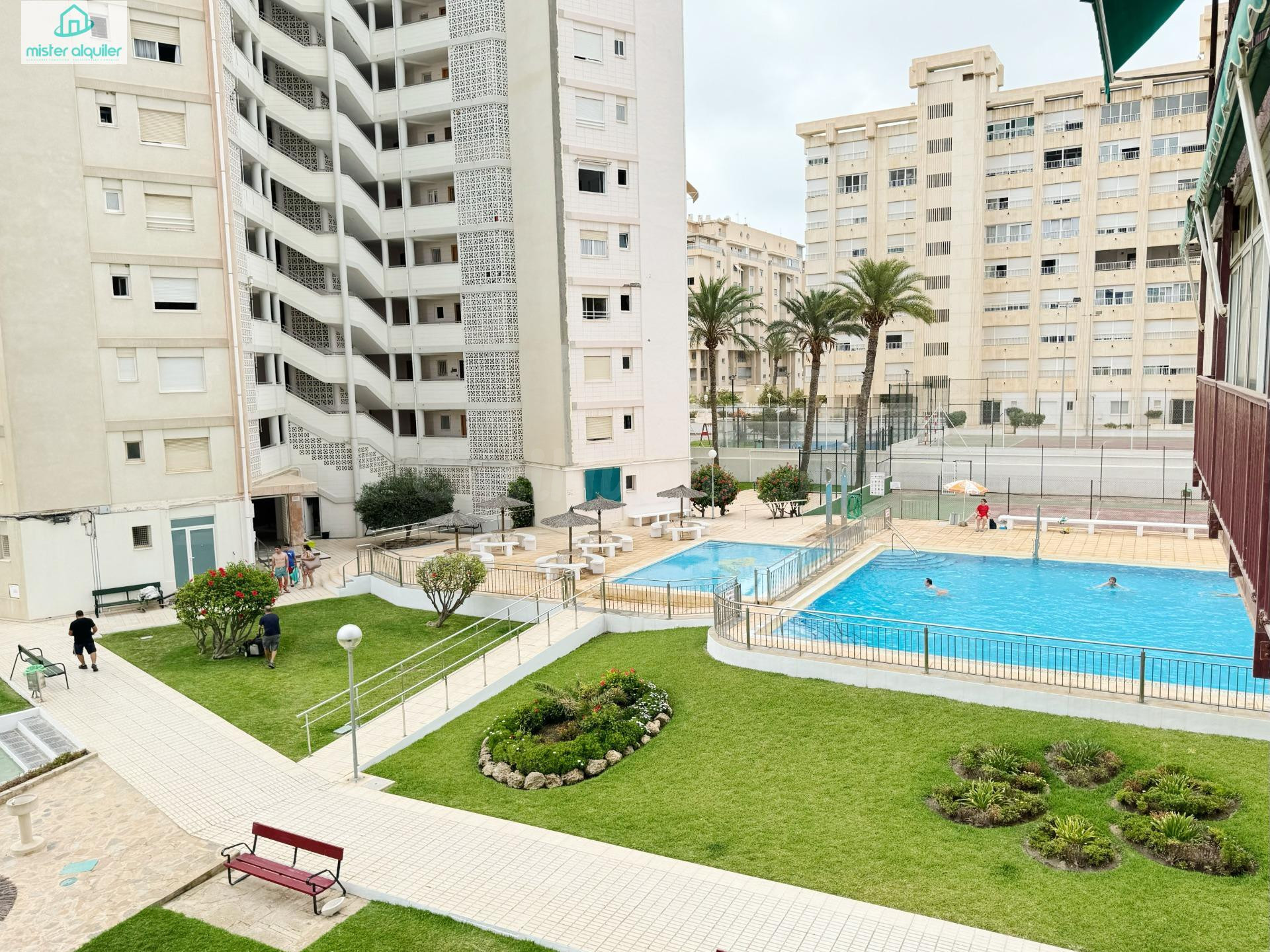 A SOLO UNOS PASOS DE LA PLAYA EN LA AVD. DE NIZA APARTAMENTO CON PISCINA IDEAL NÓMADAS DIGITALES