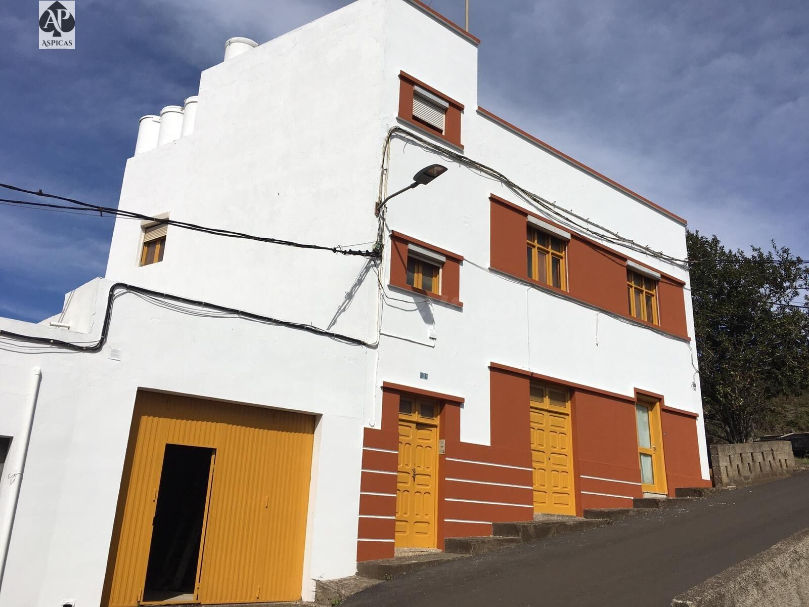 Amplia Casa en Santa María de Guía con Vistas al Mar y Potencial para Alquiler Vacacional