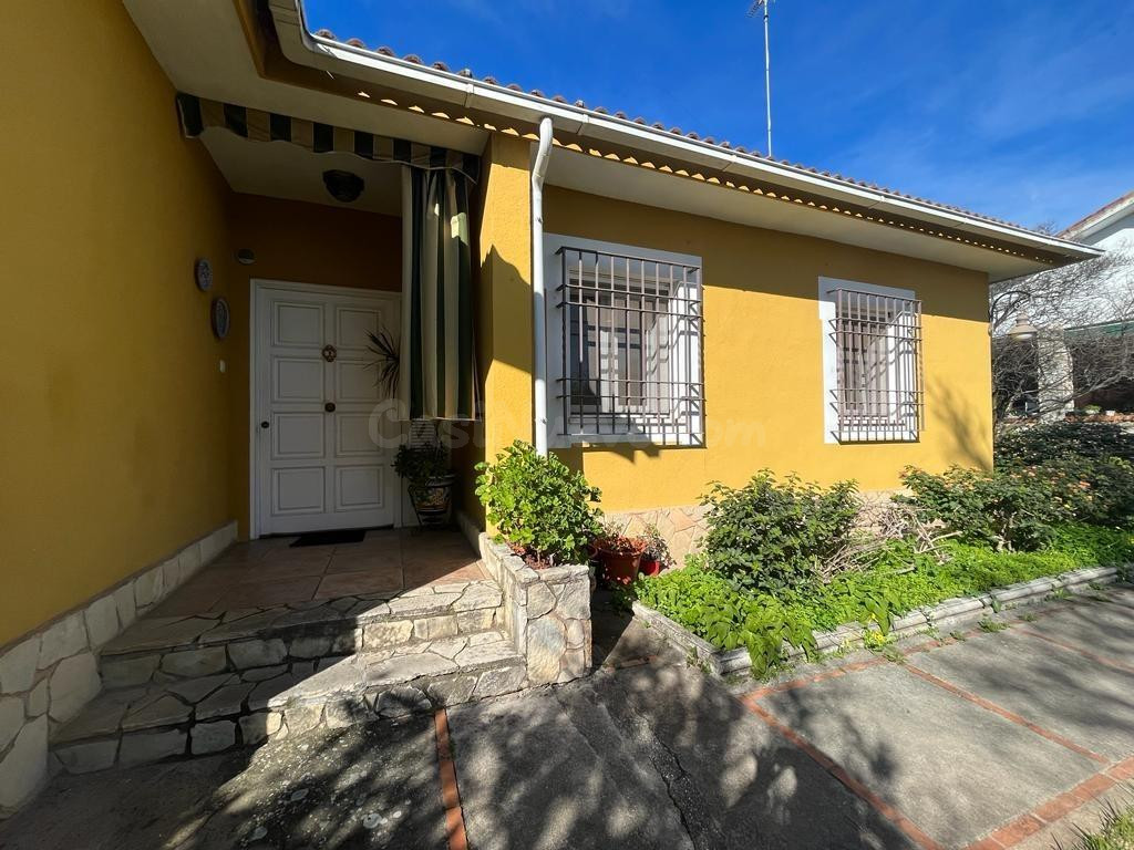 D. PARCELA DE 3000 M2 SEGREGABLE EN TRES CON DOS CHALETS