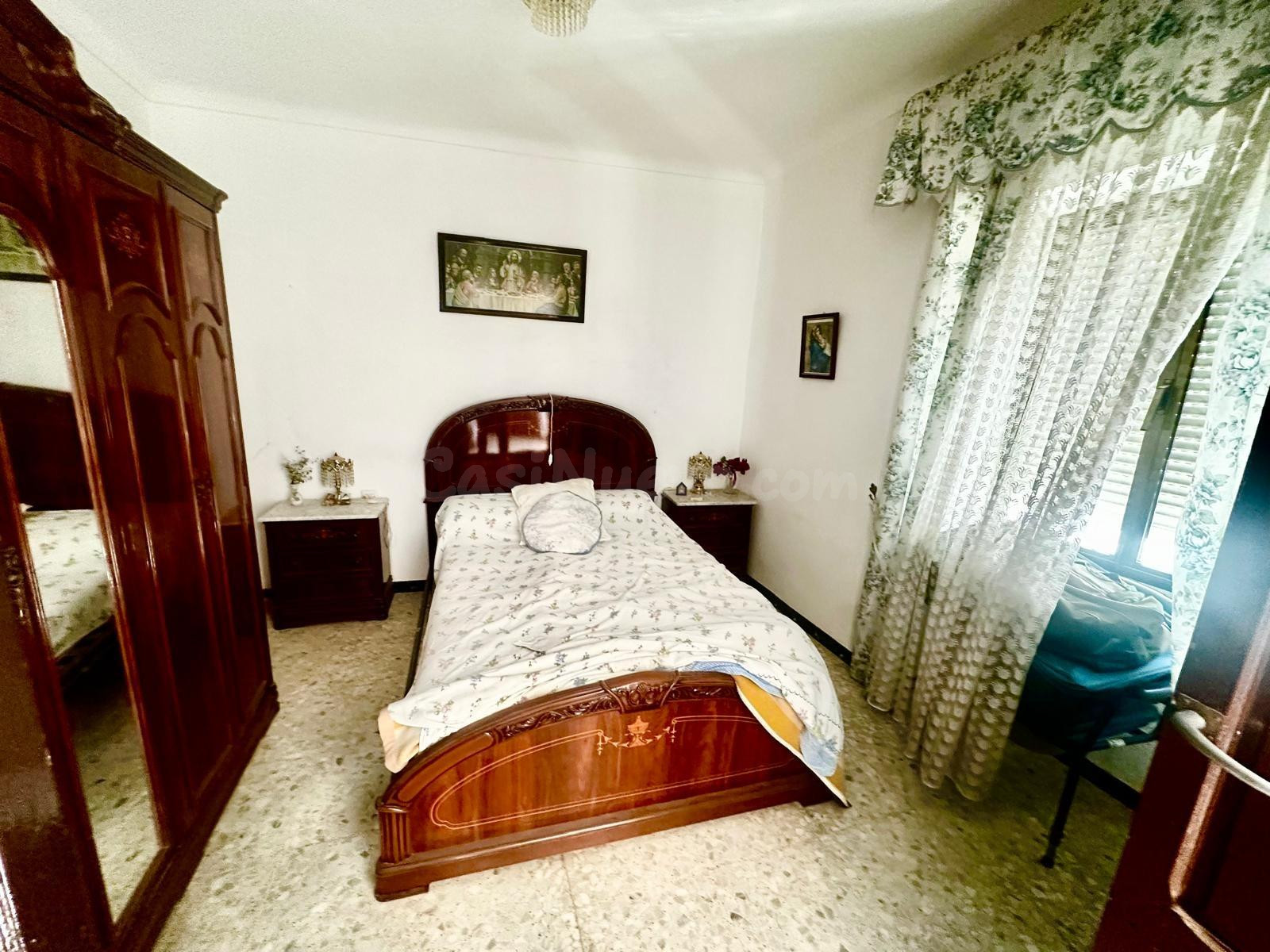 C. Gran casa con excelente ubicación.