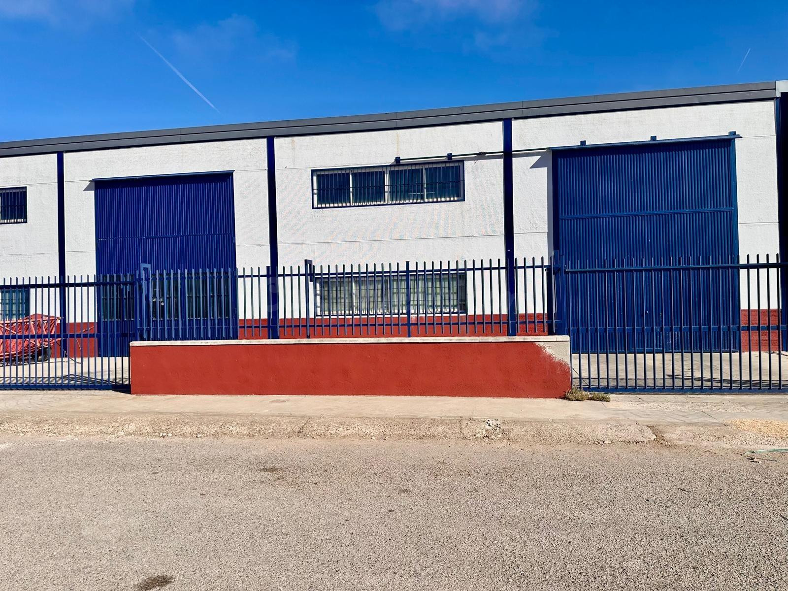 A. Amplia Nave Industrial en Fuente Obejuna - Ideal para Inversores
