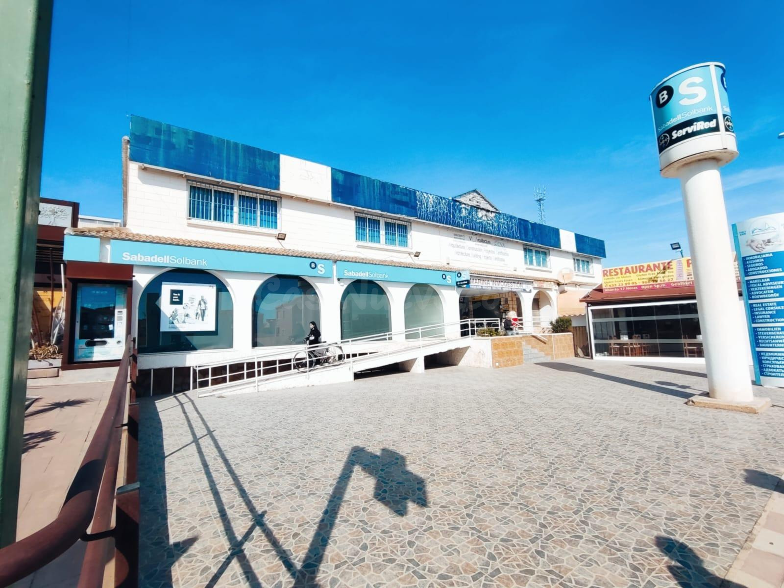 Local comercial a la venta en Urbanización La Marina, San Fu - foto 2