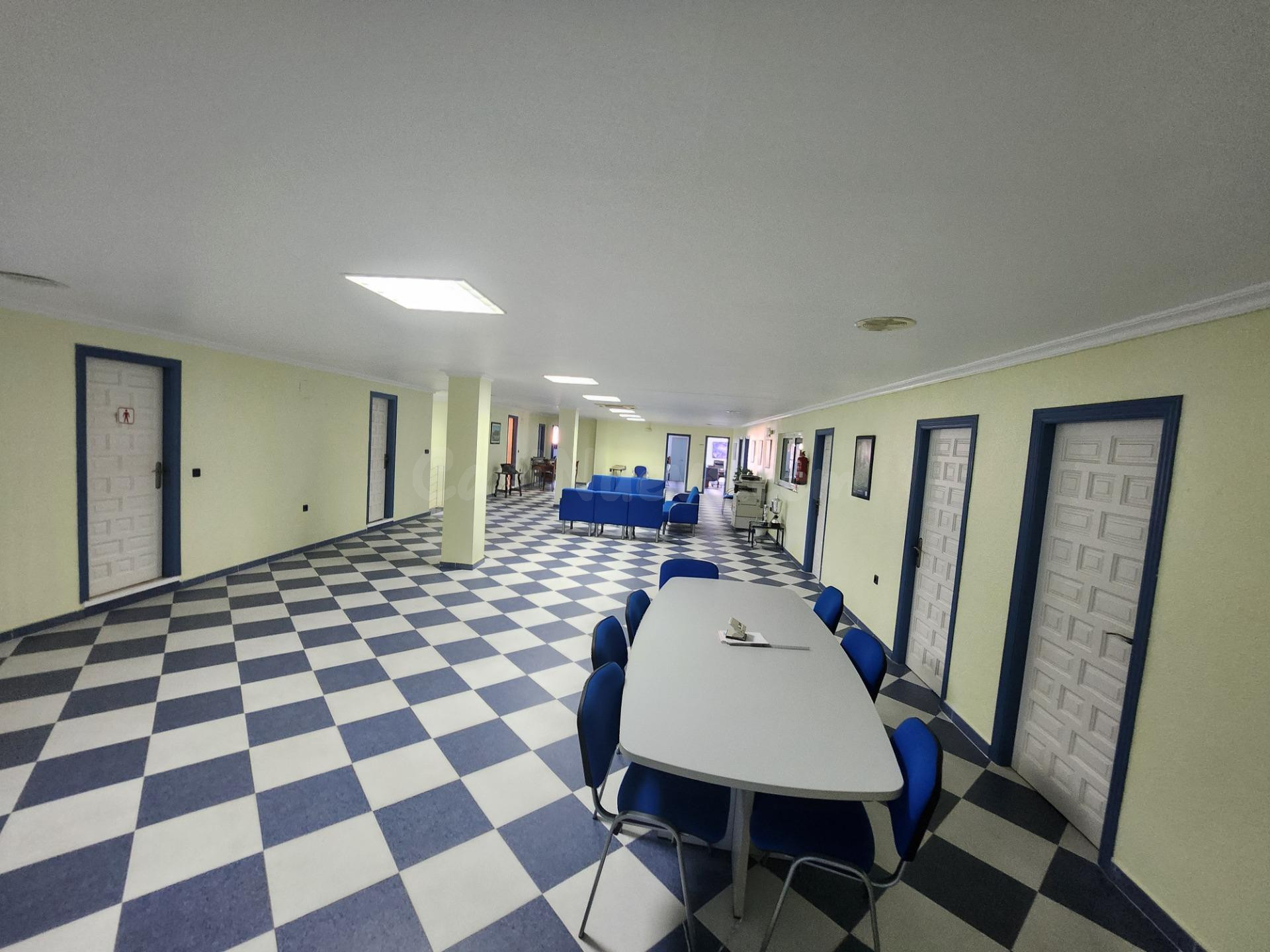 Local comercial a la venta en Urbanización La Marina, San Fu - foto 3