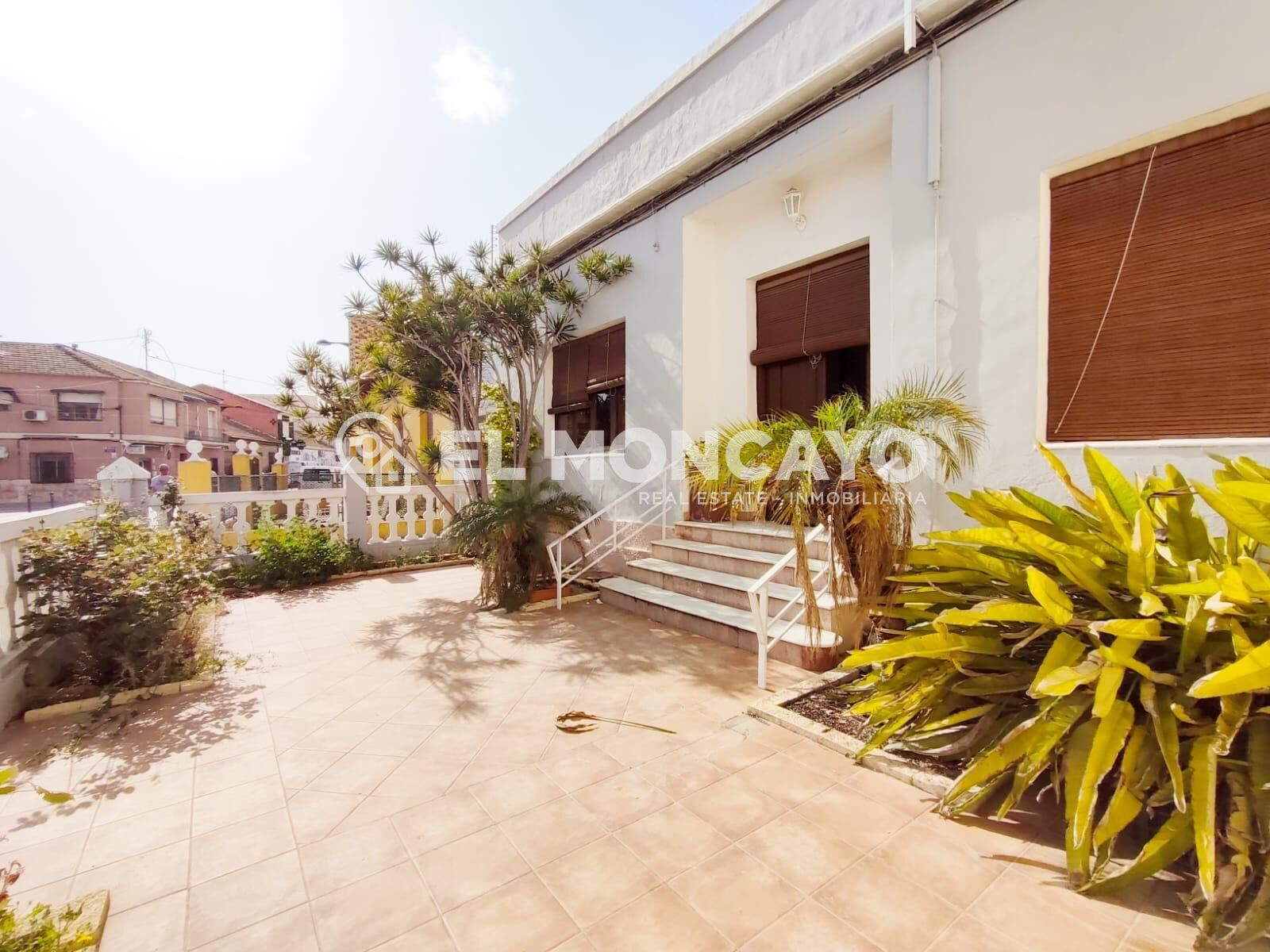 Maravillosa casa de pueblo con jardín y piscina privada en la bonita localidad de Daya Nueva