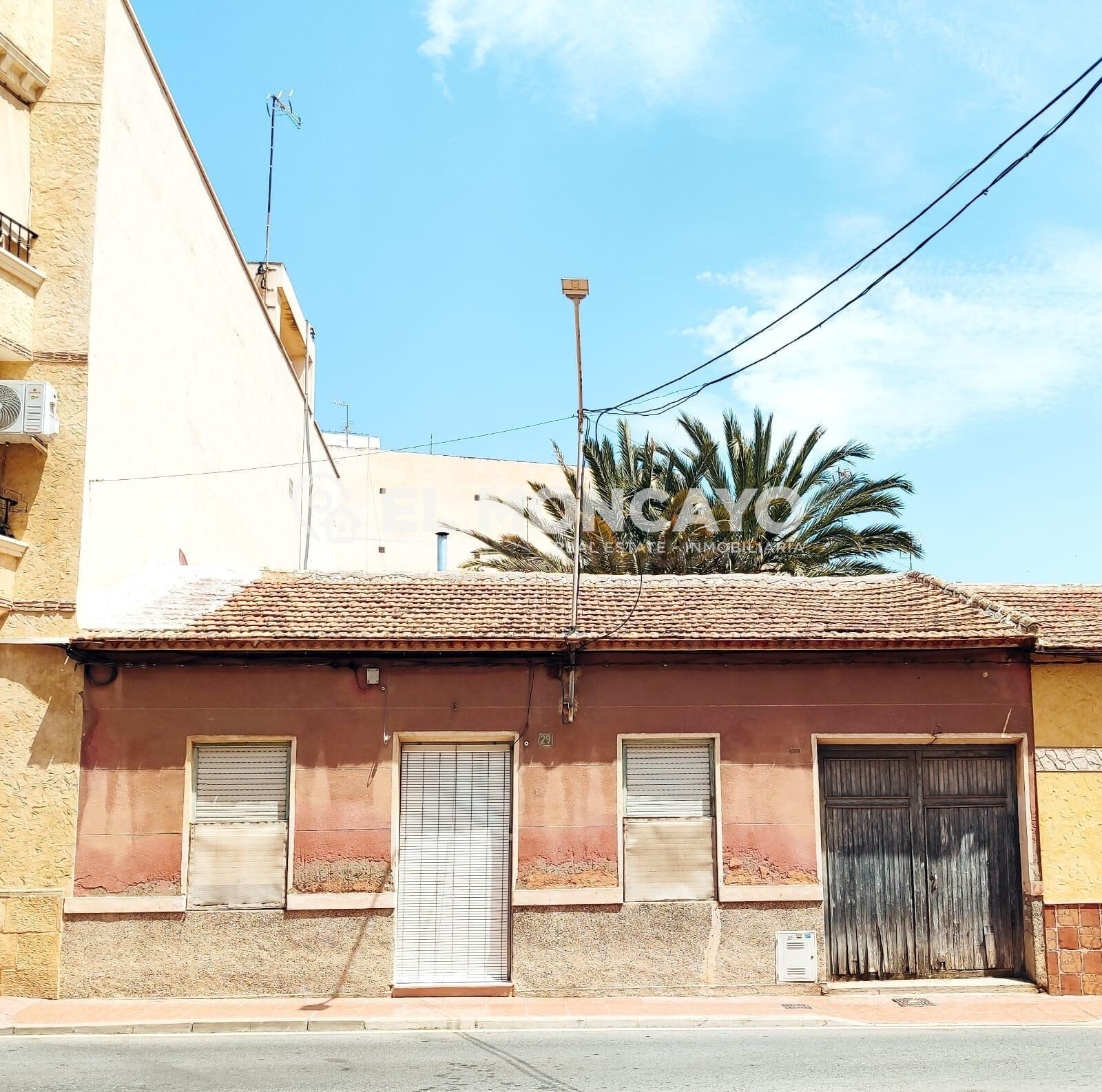Fantástica casa de pueblo con potencial edificable a escasos metros de las playas de Guardamar del Segura, Alicante