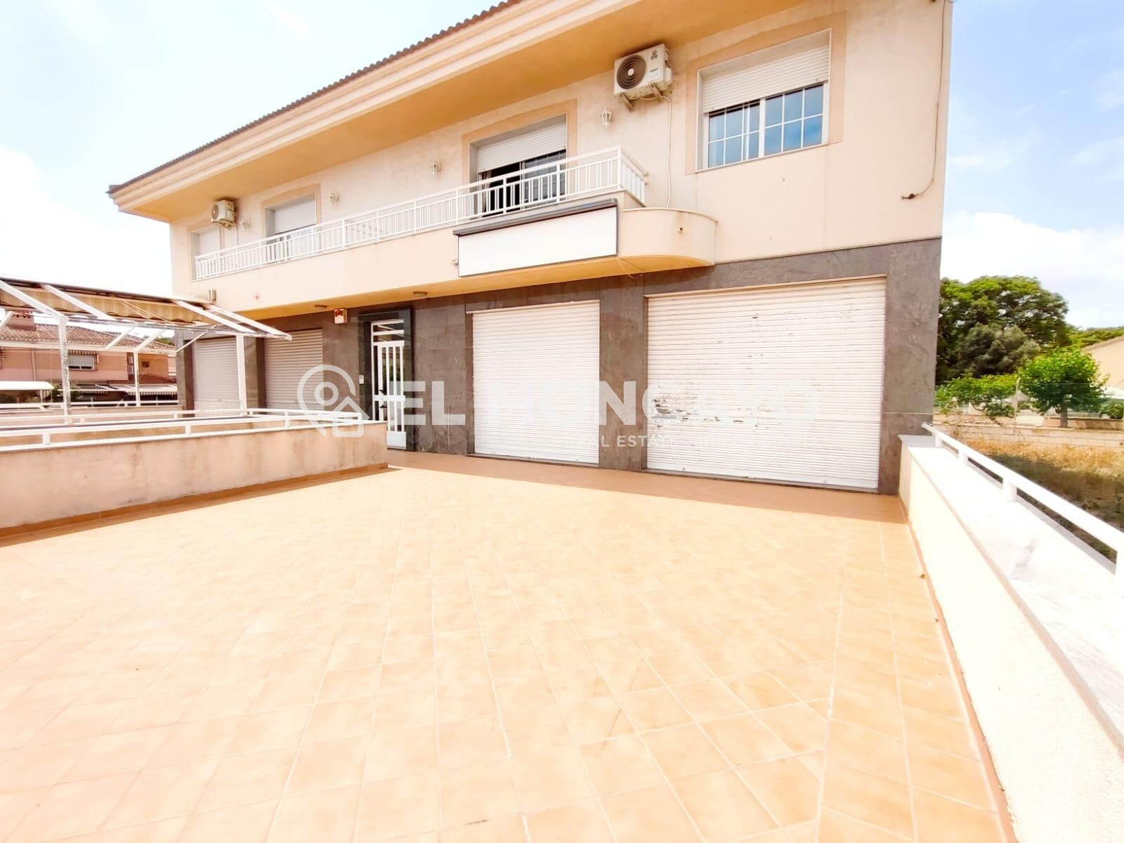 Fantástica vivienda adosada con local comercial, ideal para invertir en Los Alcázares, Murcia.