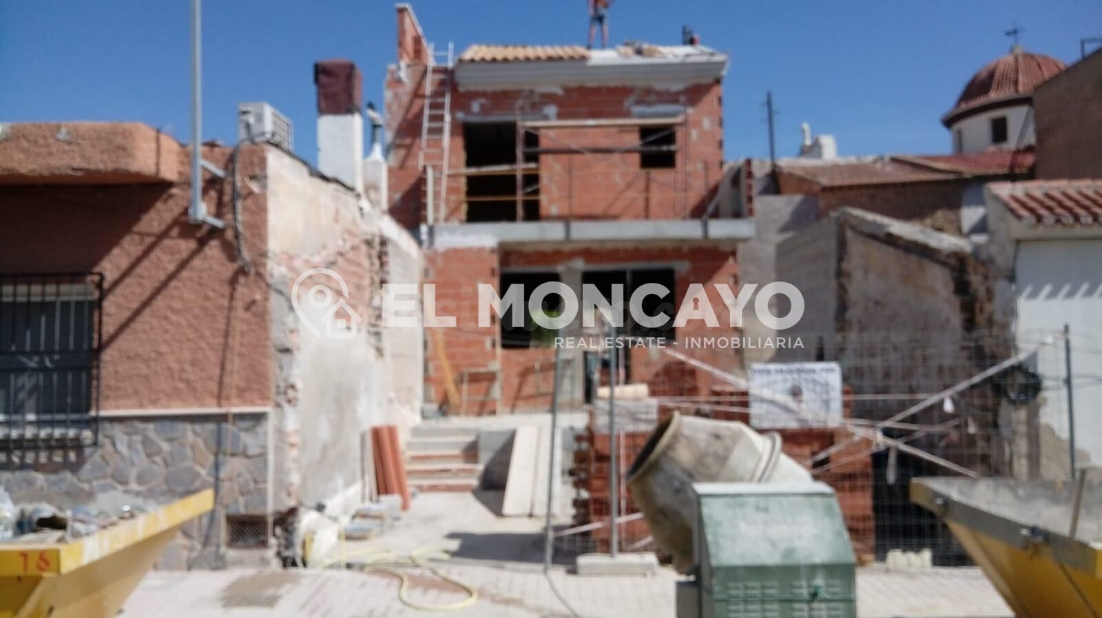 Estructura de casa de pueblo adosada para terminar en el centro de San Felipe Neri, Crevillente, Alicante