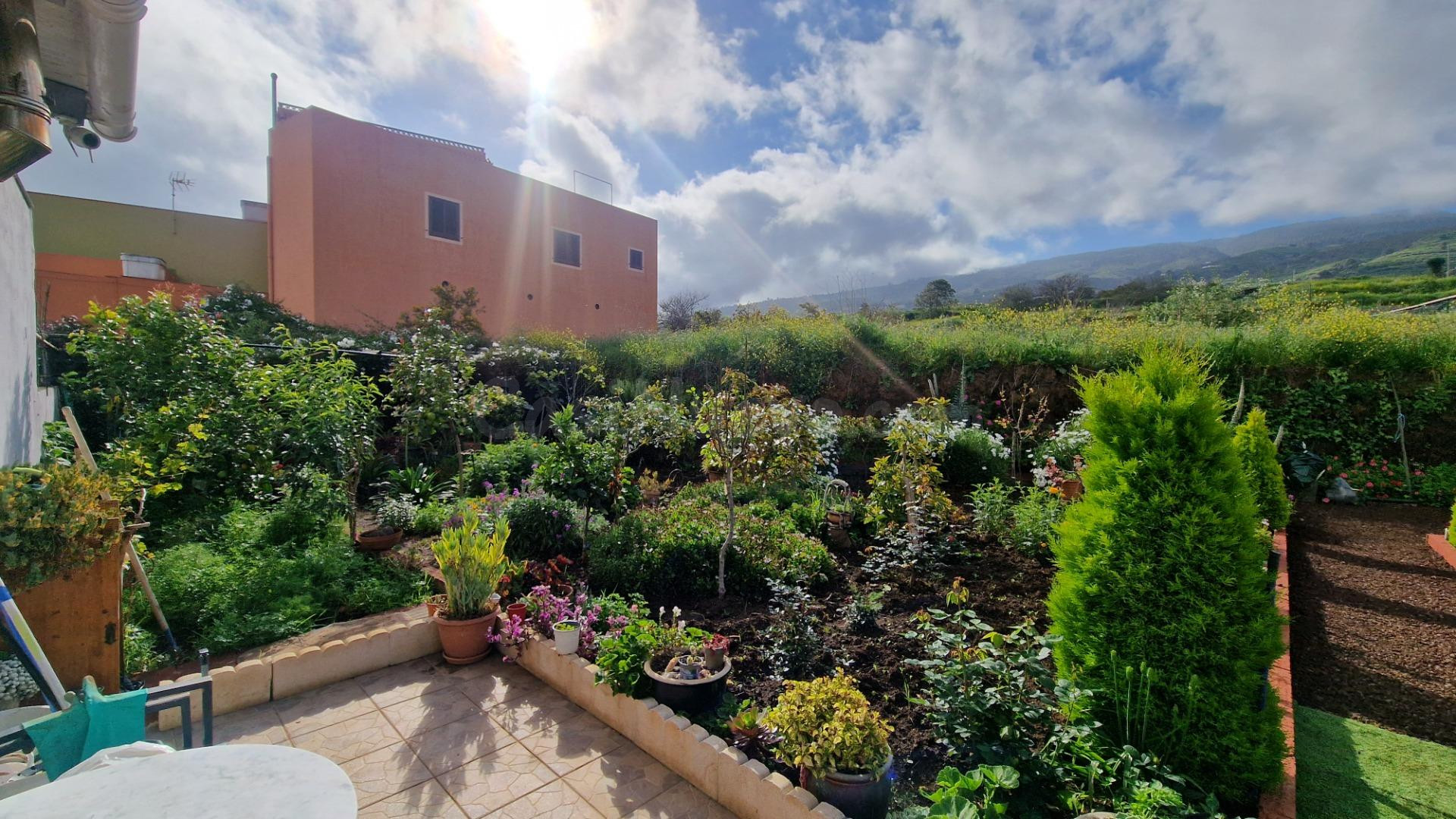 Casa con precioso terreno de cultivo, varias terrazas, garaje varios vehículos, increibles vistas