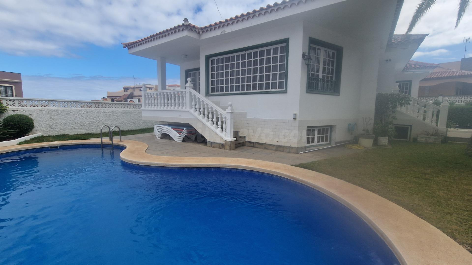 CASA-CHALET CON JARDIN Y PISCINA - BUENA ZONA