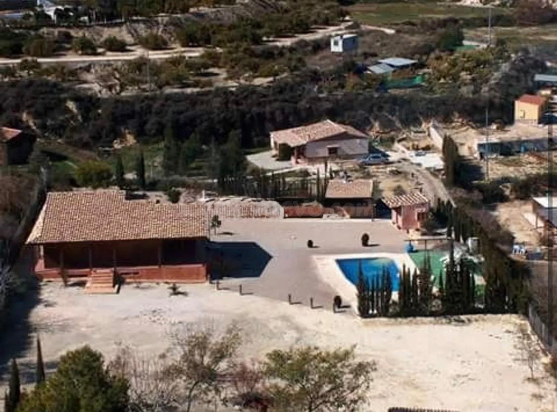 Finca rústica en Algezares, con piscina, sótano y 4 dormitorios.