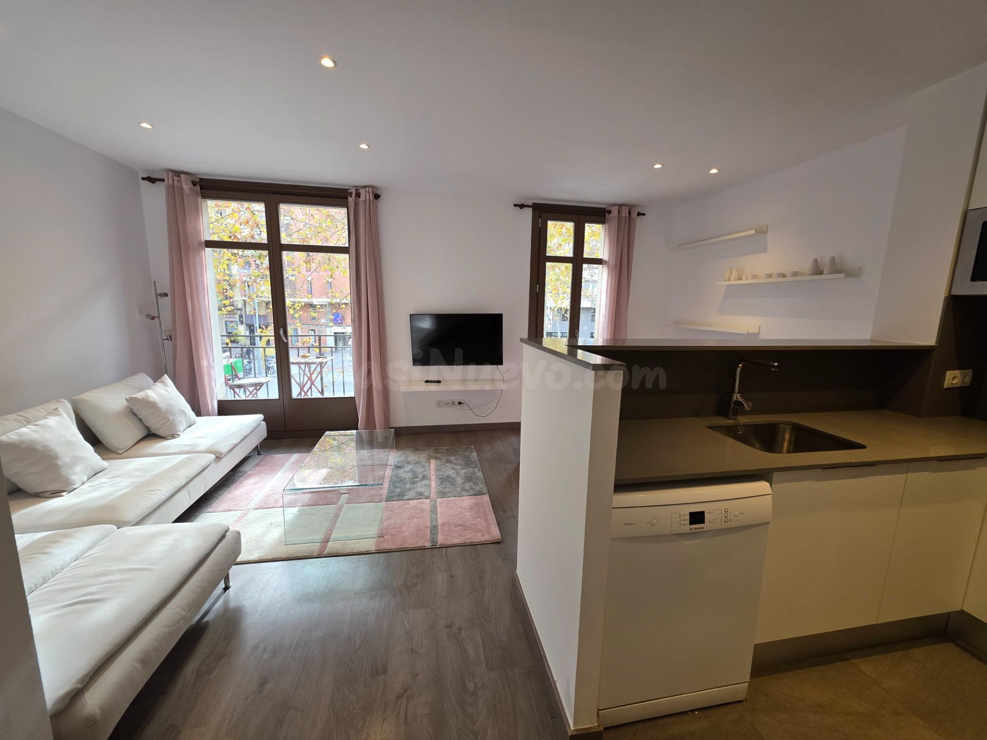 Piso reformado de 61 m2 en finca regia del Paral·lel (Barcelona)