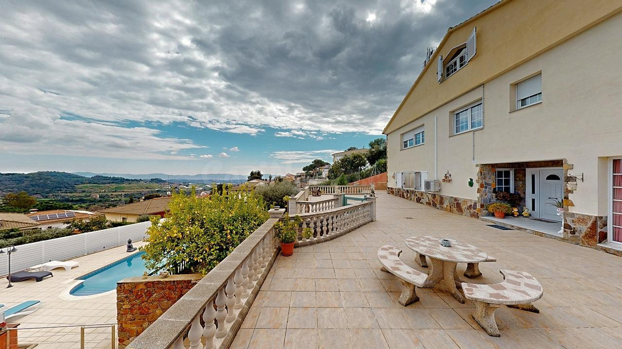 🏡🌿 *Exclusiva Casa de Lujo en Caldes de Montbui – Oasis de Elegancia y Confort* 🌿🏡
