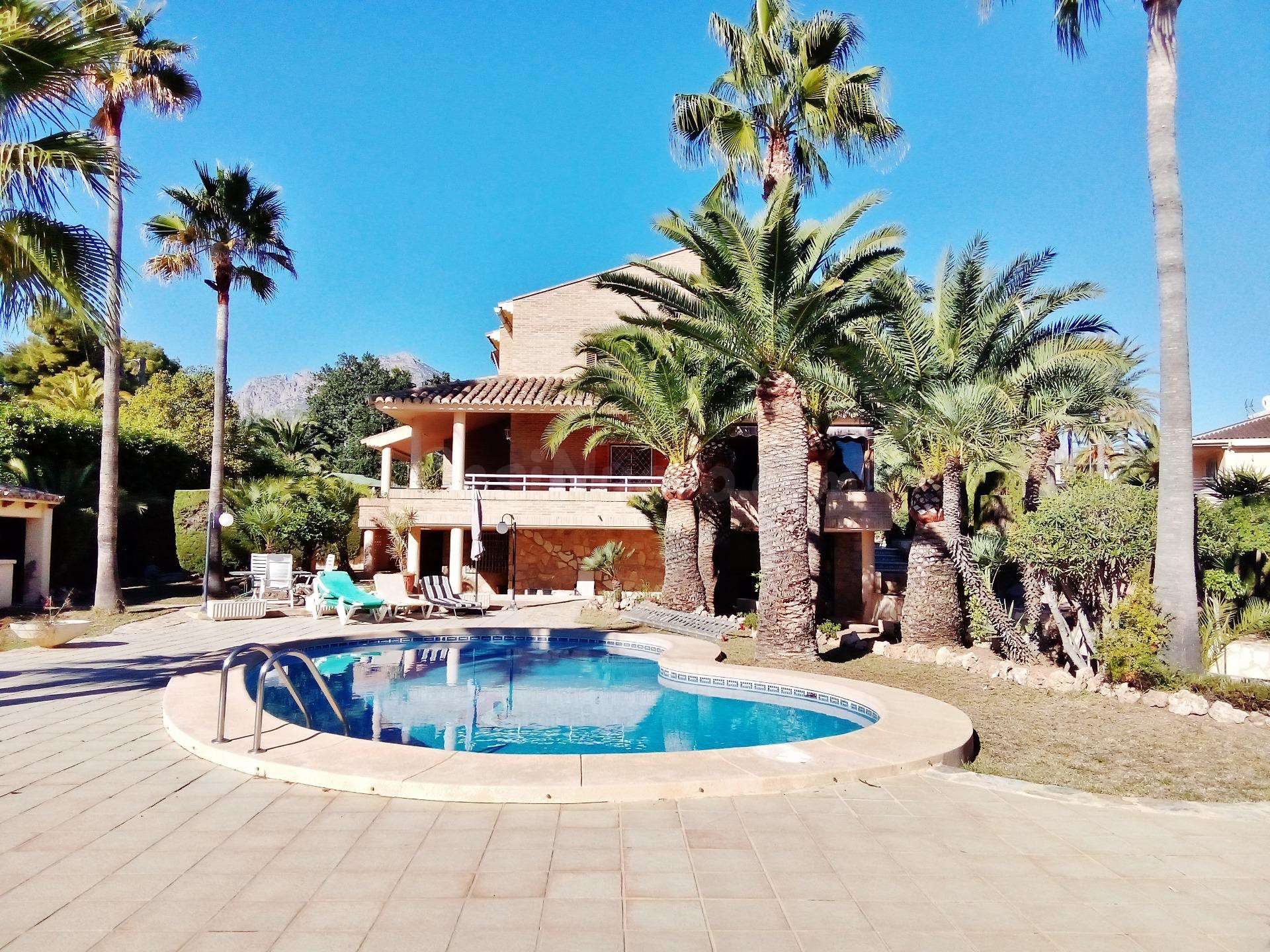 GRAN CHALET EN URB. COBLANCA