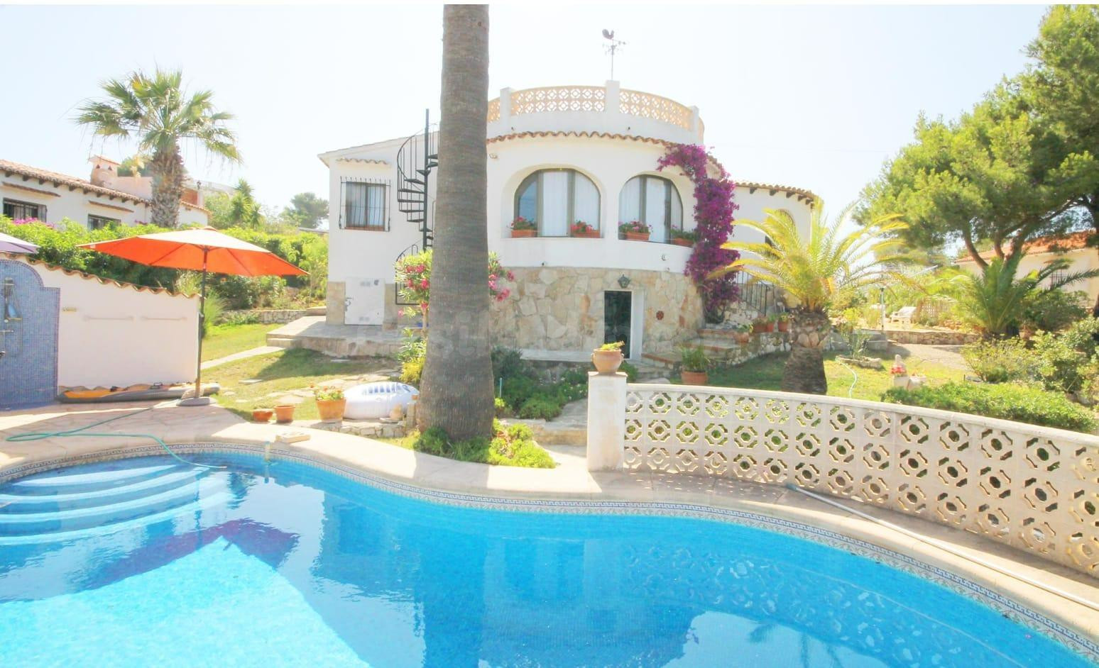 Encantador chalet con piscina y vistas al mar en Jávea