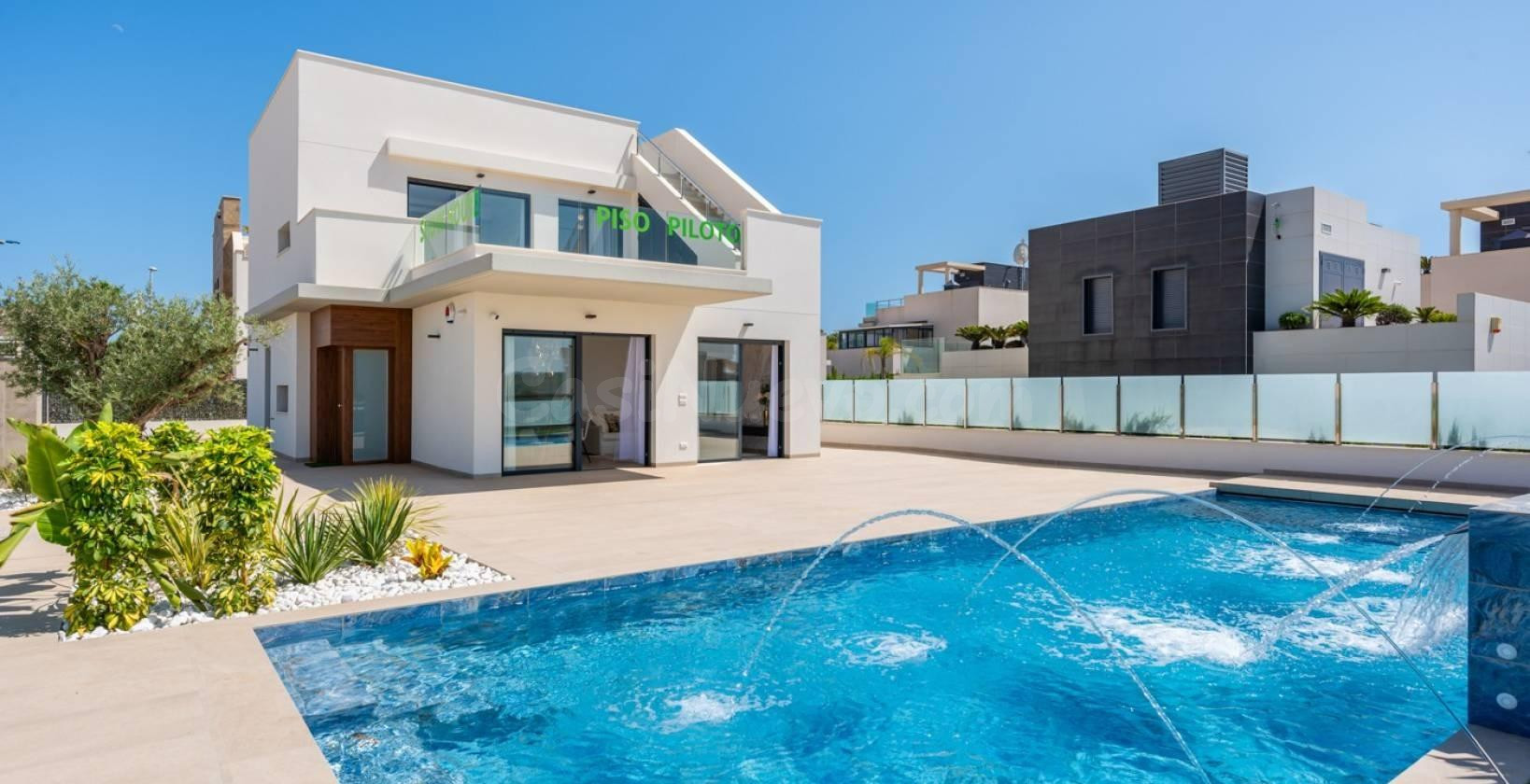 Descubre el lujo y el estilo en esta villa en Orihuela Costa