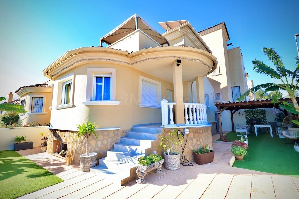 Chalet moderno en esquina con sótano y gran terraza – San Miguel de Salinas