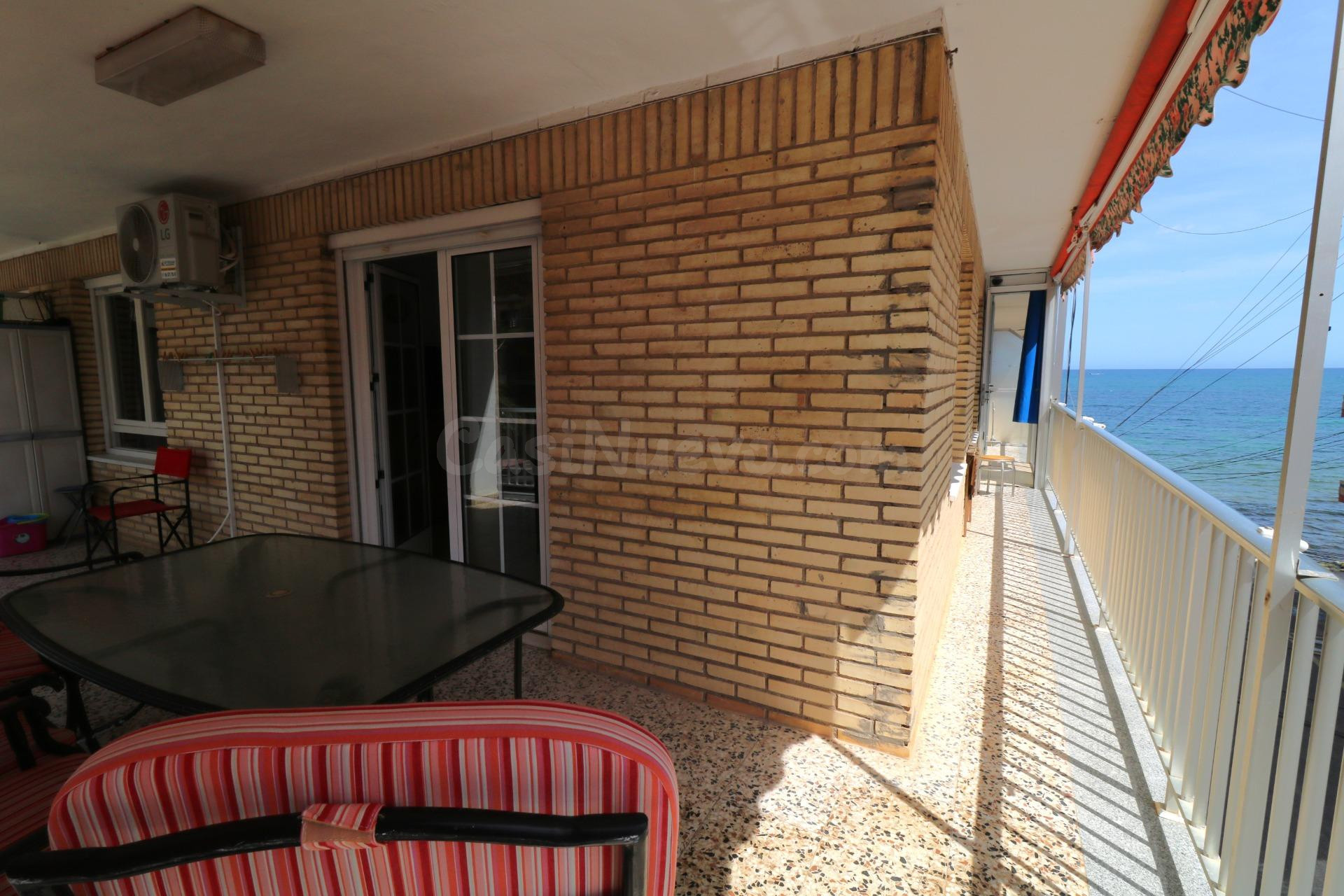 Amplio apartamento de esquina con tres dormitorios y vistas al mar en primera línea del mar Mediterráneo