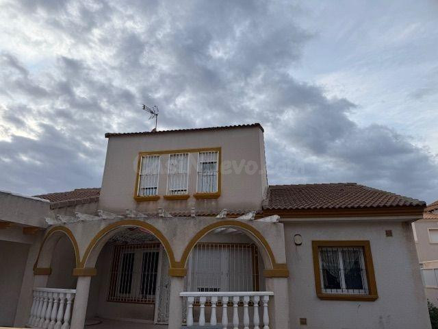 Se vende casa independiente con 3 dormitorios, parcela de 500 m2 y piscina cubierta en La Rehia, Cabo Roig, Orihuela Costa