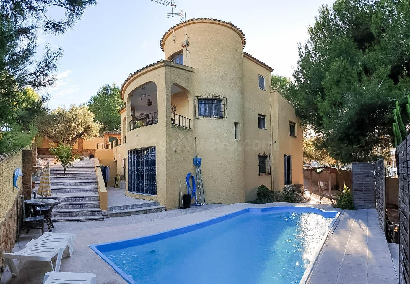 Villa única con piscina y jardín en una zona tranquila – ideal para inversión o residencia