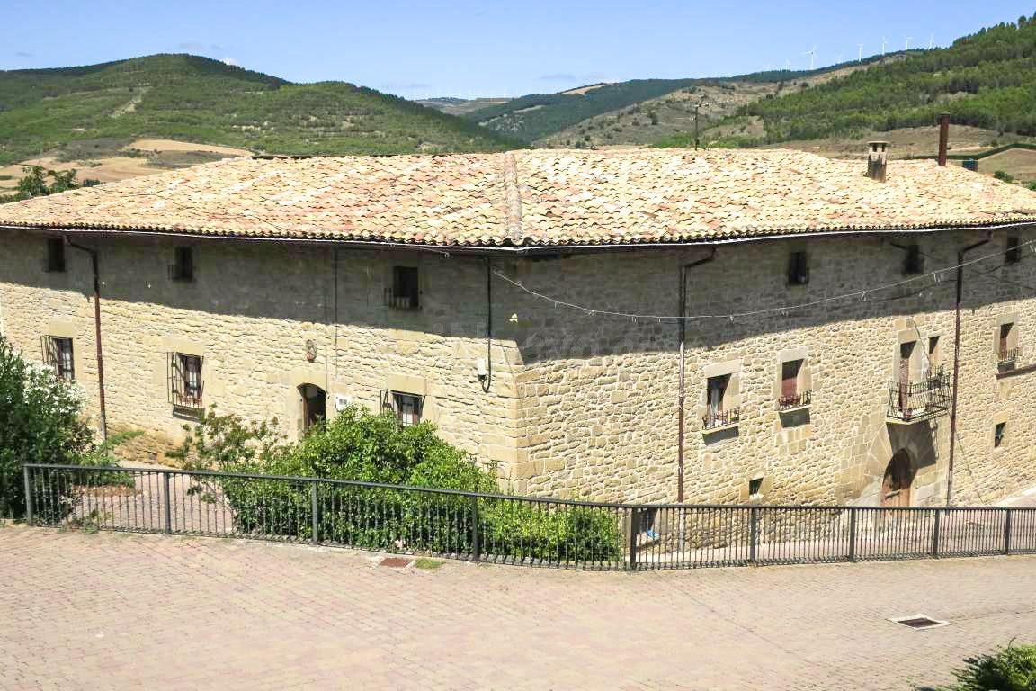 Casa palacio en venta en Aibar, edificación de 1400m2. Con   - foto 2