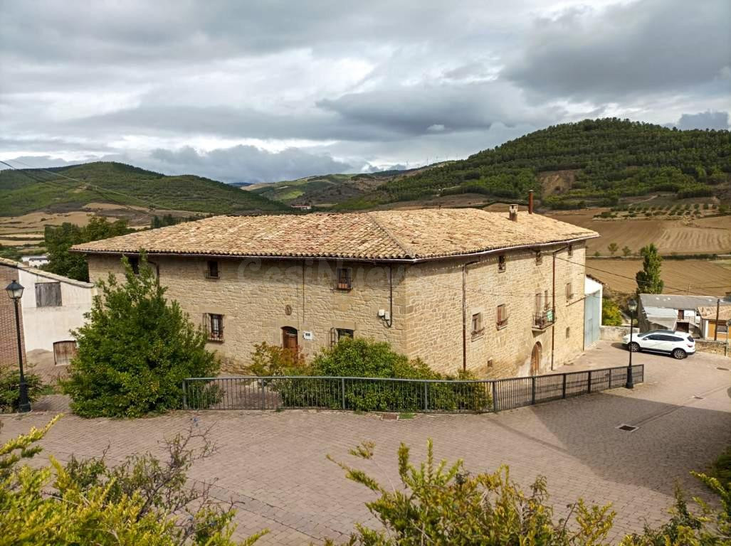 Casa palacio en venta en Aibar, edificación de 1400m2. Con   - foto 4
