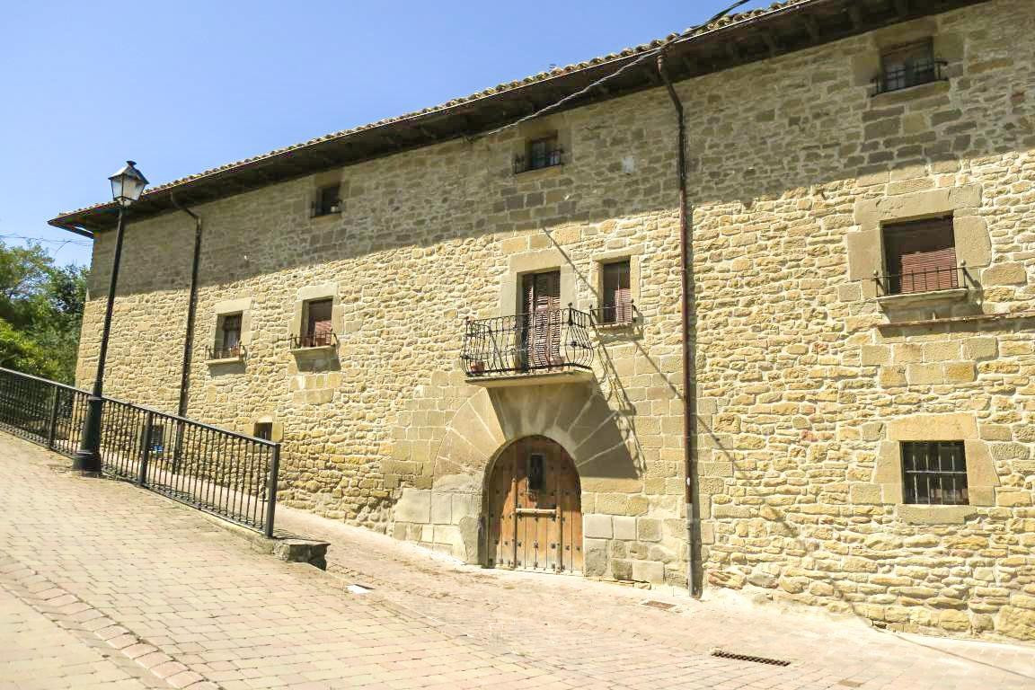 Casa palacio en venta en Aibar, edificación de 1400m2. Con   - foto 5
