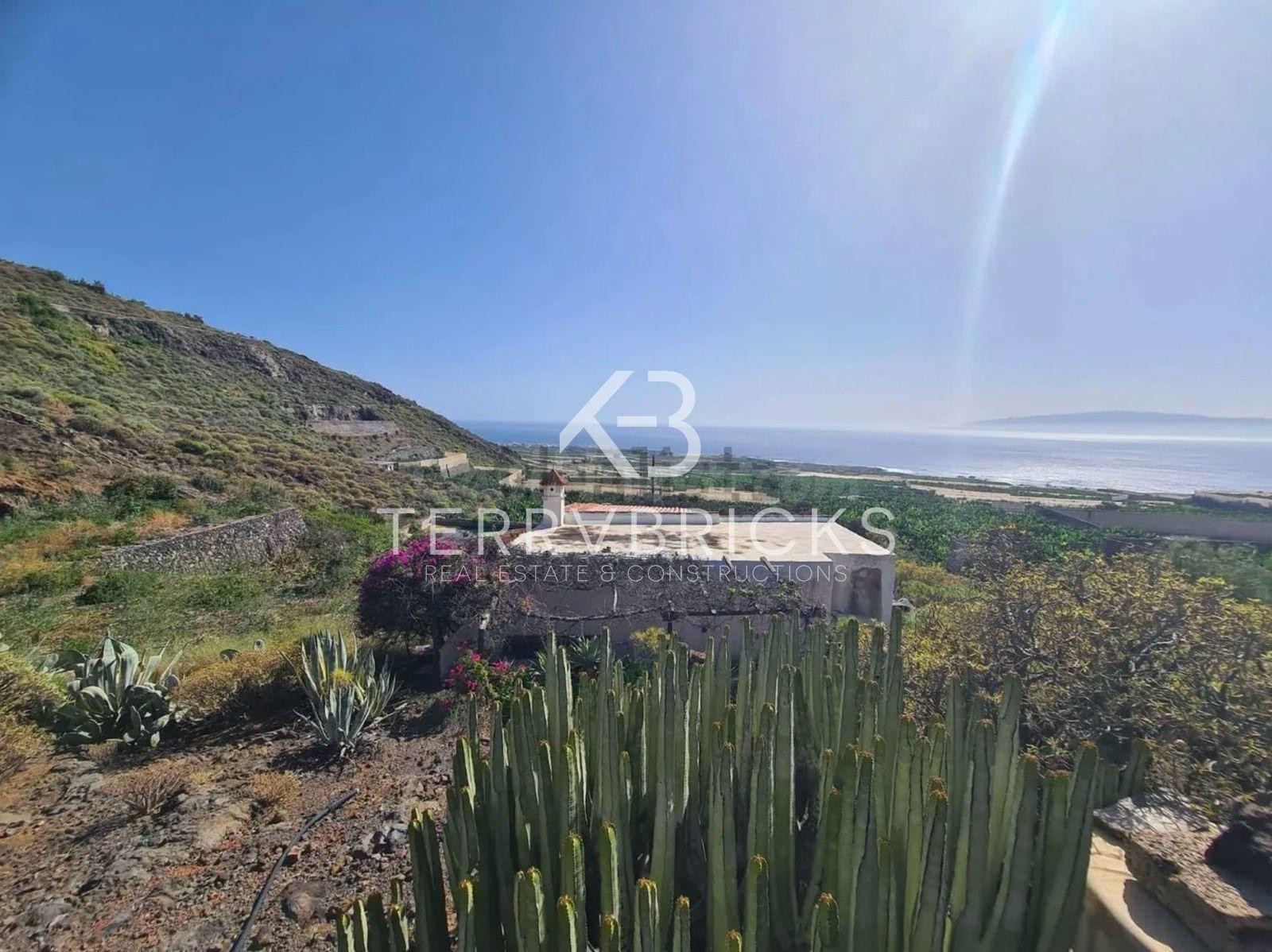 Finca con encanto y vistas al mar en Guía de Isora de 57313 m2 con casa a reformar.