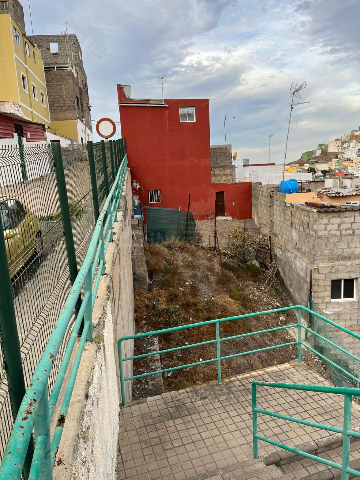 Venta de terreno urbano de 103 m2 en Las Palmas de Gran Canaria. Negociable.