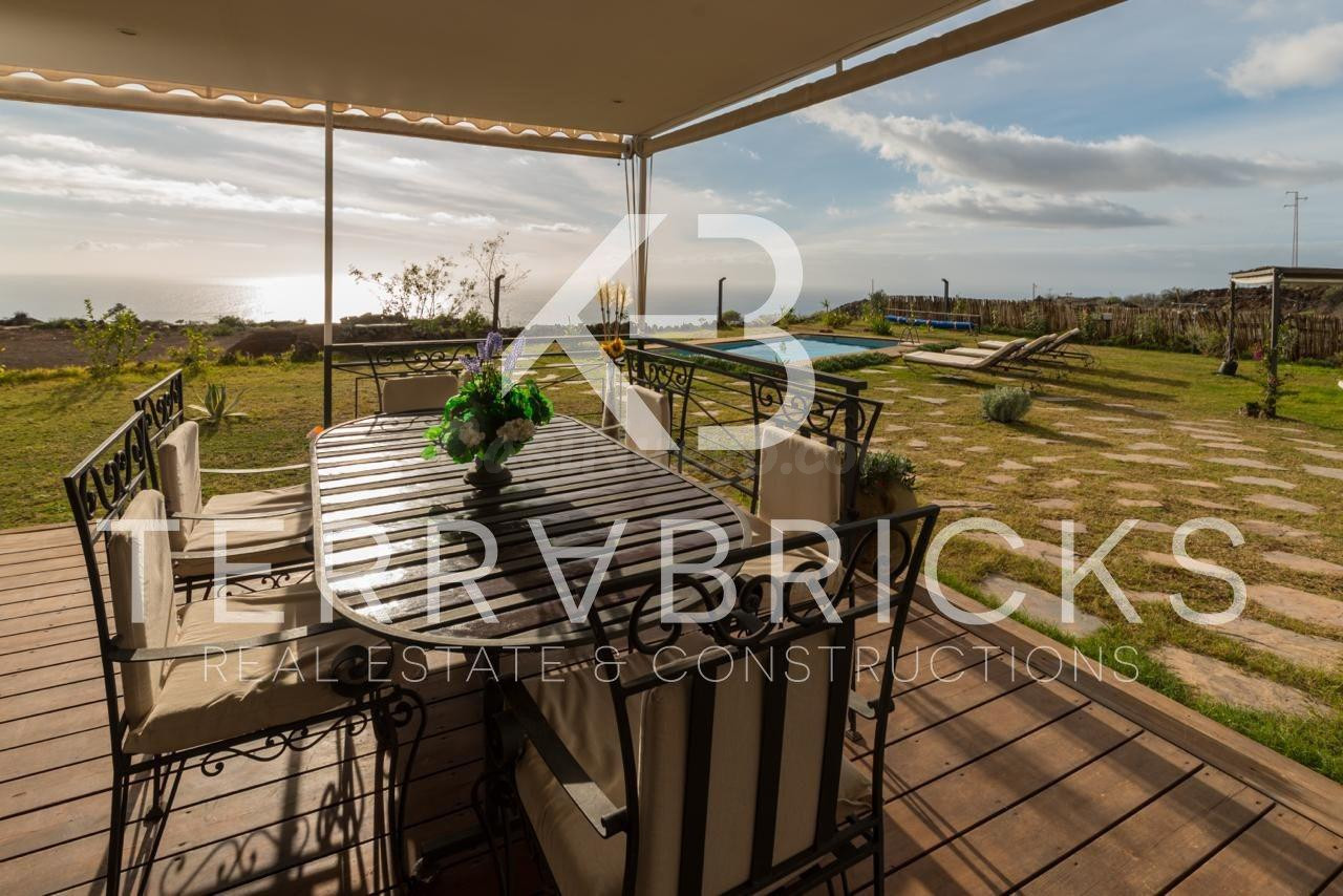 Chalet exclusivo con cabaña independiente, piscina y vistas panorámicas al mar y la montaña en Guía de Isora