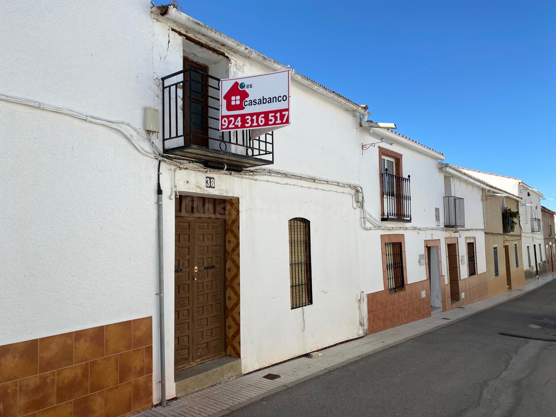 CASABANCO VENDE CASA EN PERALEDA DEL ZAUCEJO.