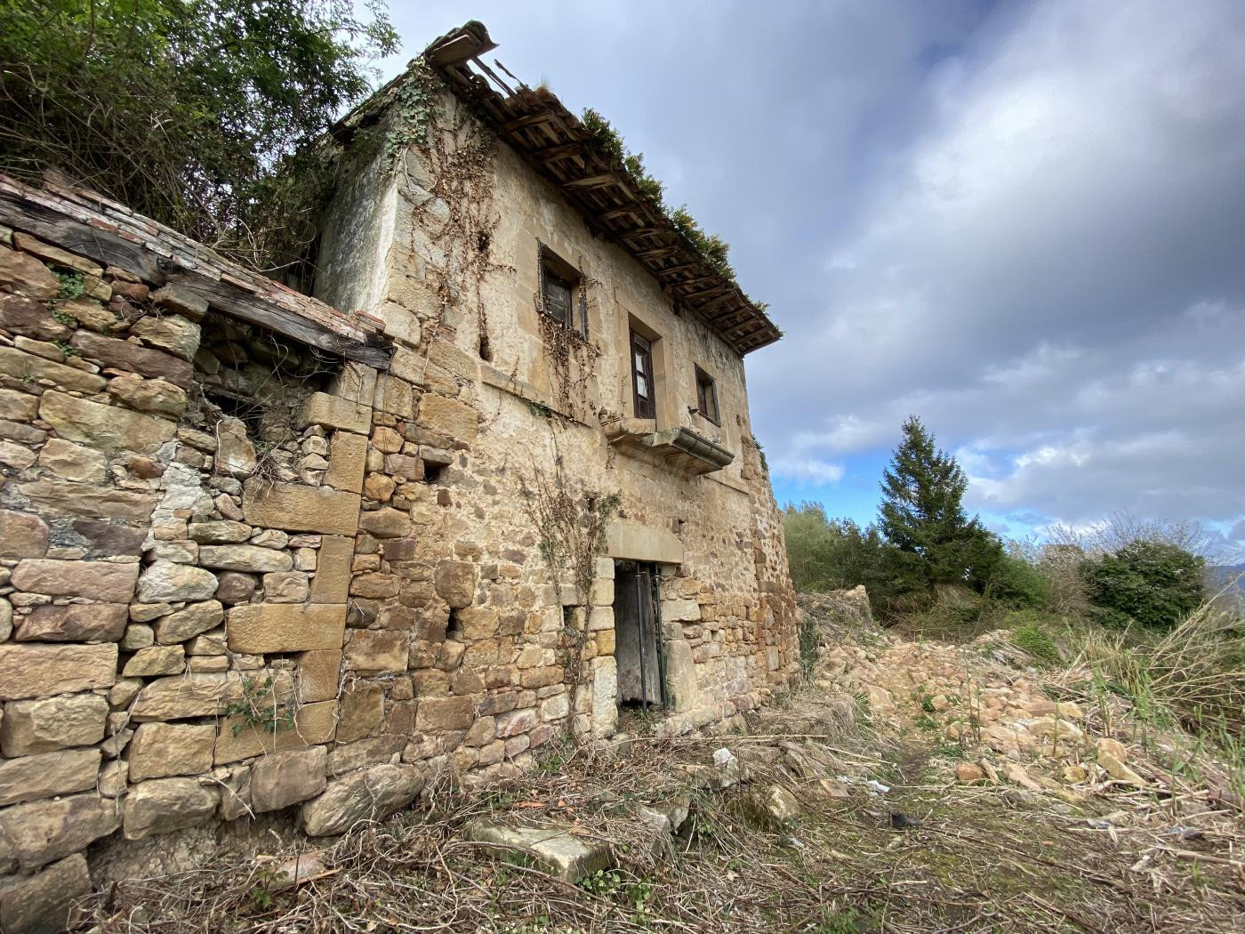 EXCLUSIVA PROPIEDAD CON VISTAS A LA RIA Y 70 HECTAREAS DE TERRENO