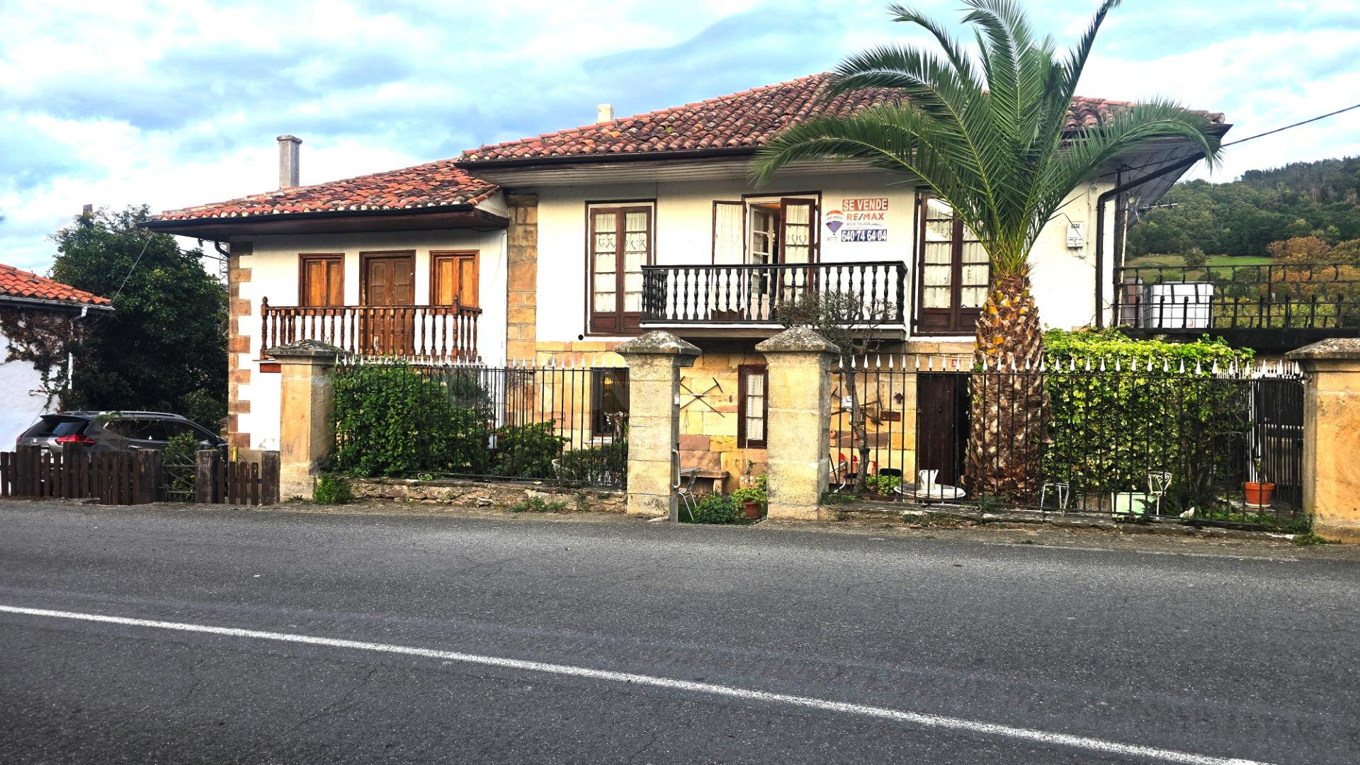Casona con historia y alma en Santa Cruz de Iguña (Molledo, Cantabria) 393 m2 construidos · Parcela de 829 m2 · Jardines delantero y posterior