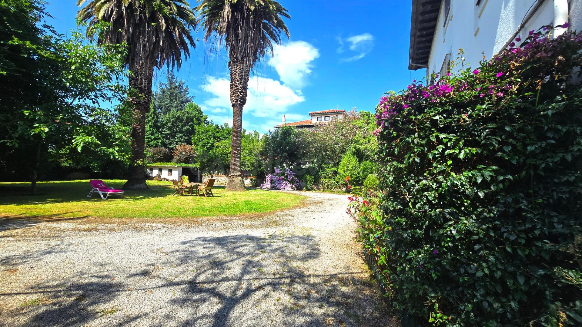 Vivienda Señorial con Jardín Privado en la Zona Más Exclusiva de Torrelavega