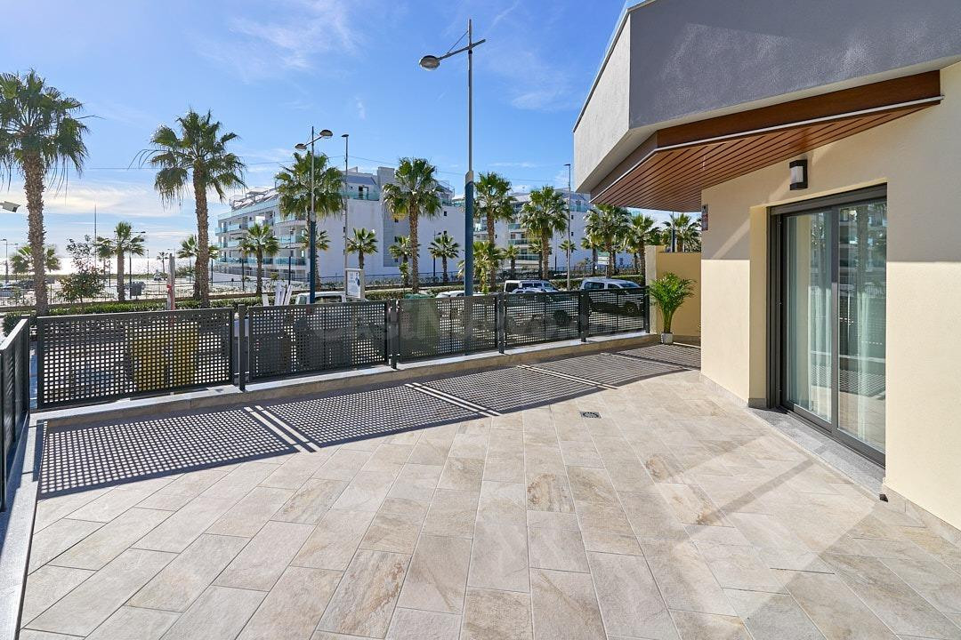 Apartamento moderno de 2 dormitorios y 2 baños, parking y trastero a un paso de la playa