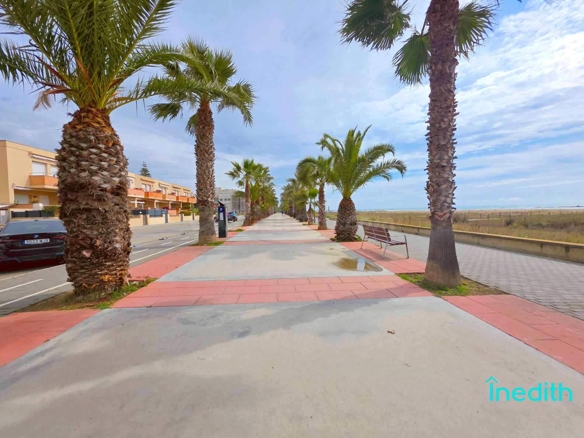Casa esquinera en primera linea de mar, Única en su zona!