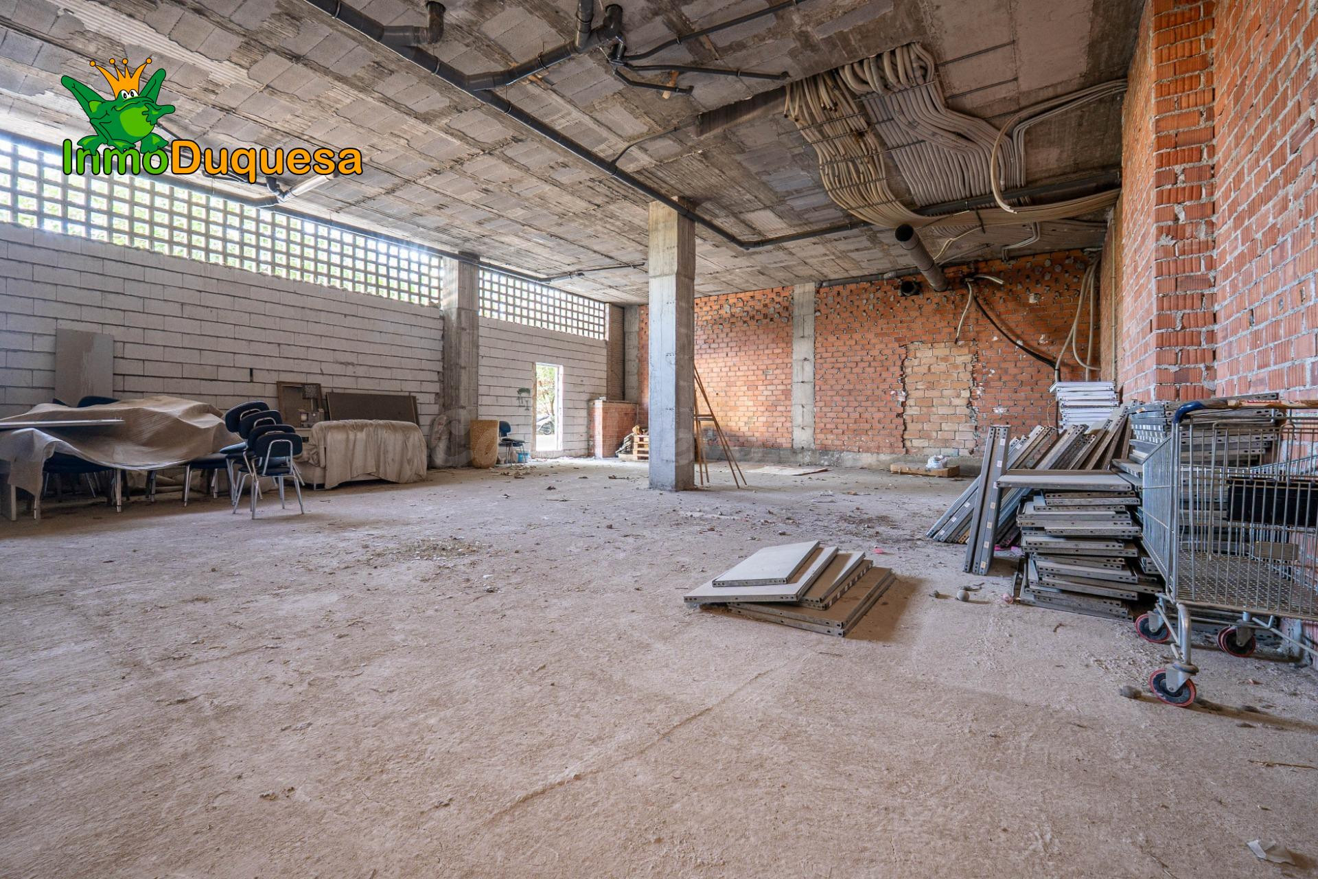 GRAN Local comercial junto al PTS. (Con mas de 150 m2)