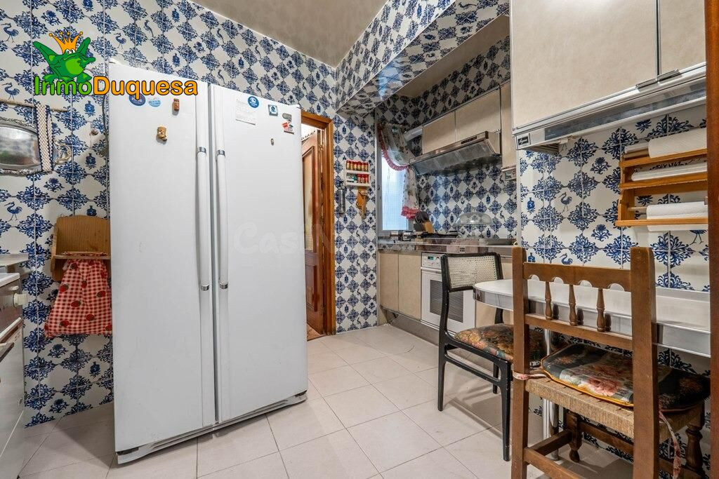 Piso junto plaza Socrates. con 4 Dorm. (Y aparcamiento opcio - foto 2