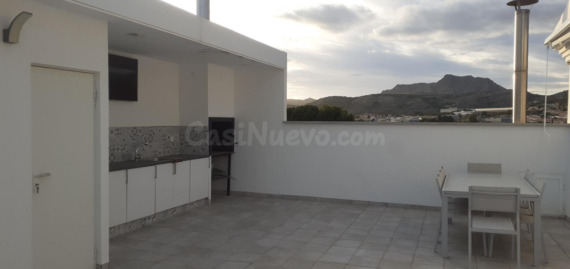 CASA DE UNA PLANTA CON TERRAZA DE 75 M2 EN PETRER - foto 2