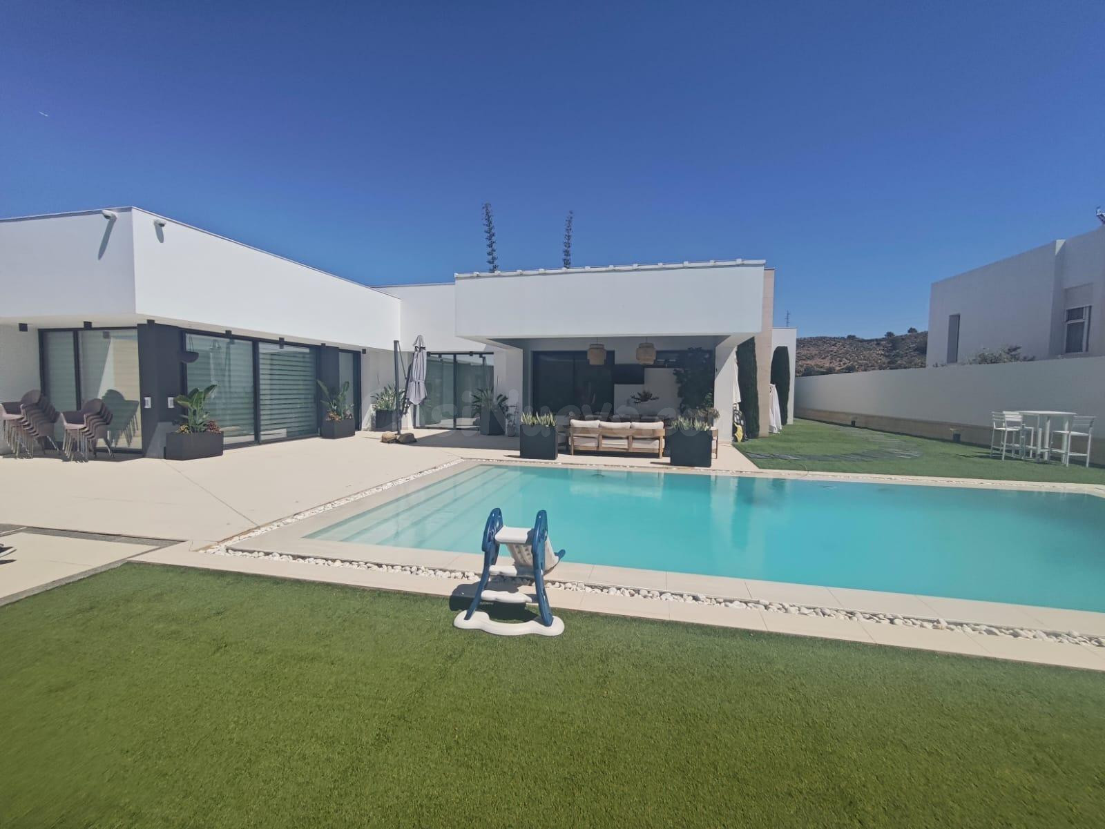 ESPECTACULAR CHALET CON TODO LUJO DE DETALLES EN PETRER