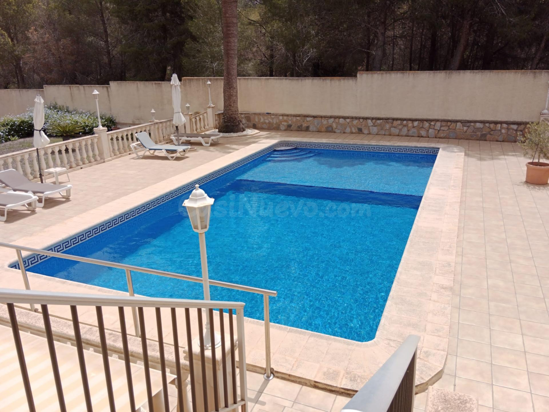 Villa de 337m2 con 4 habitaciones, piscina grande y parcela  - foto 2