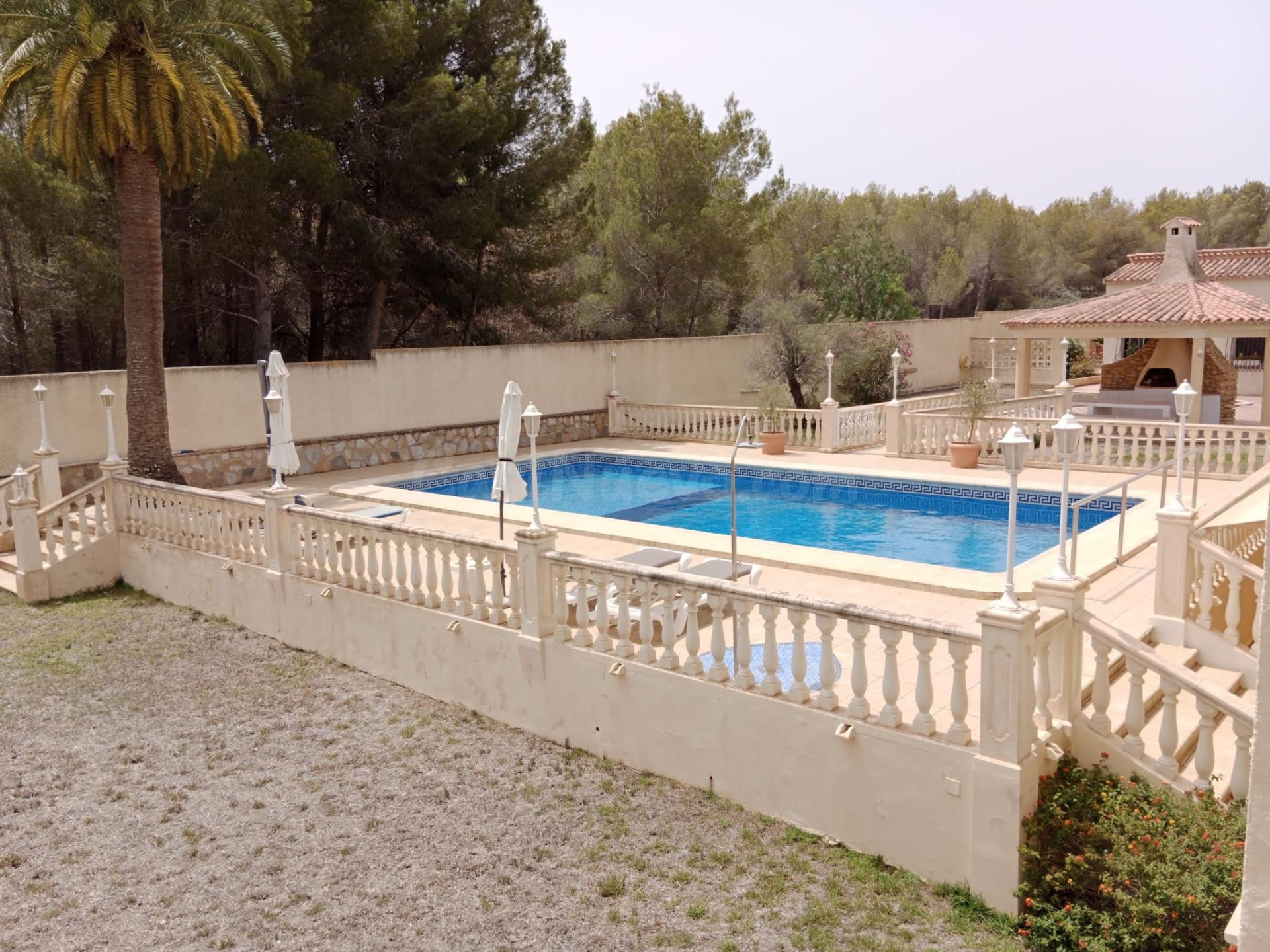 Villa de 337m2 con 4 habitaciones, piscina grande y parcela  - foto 3