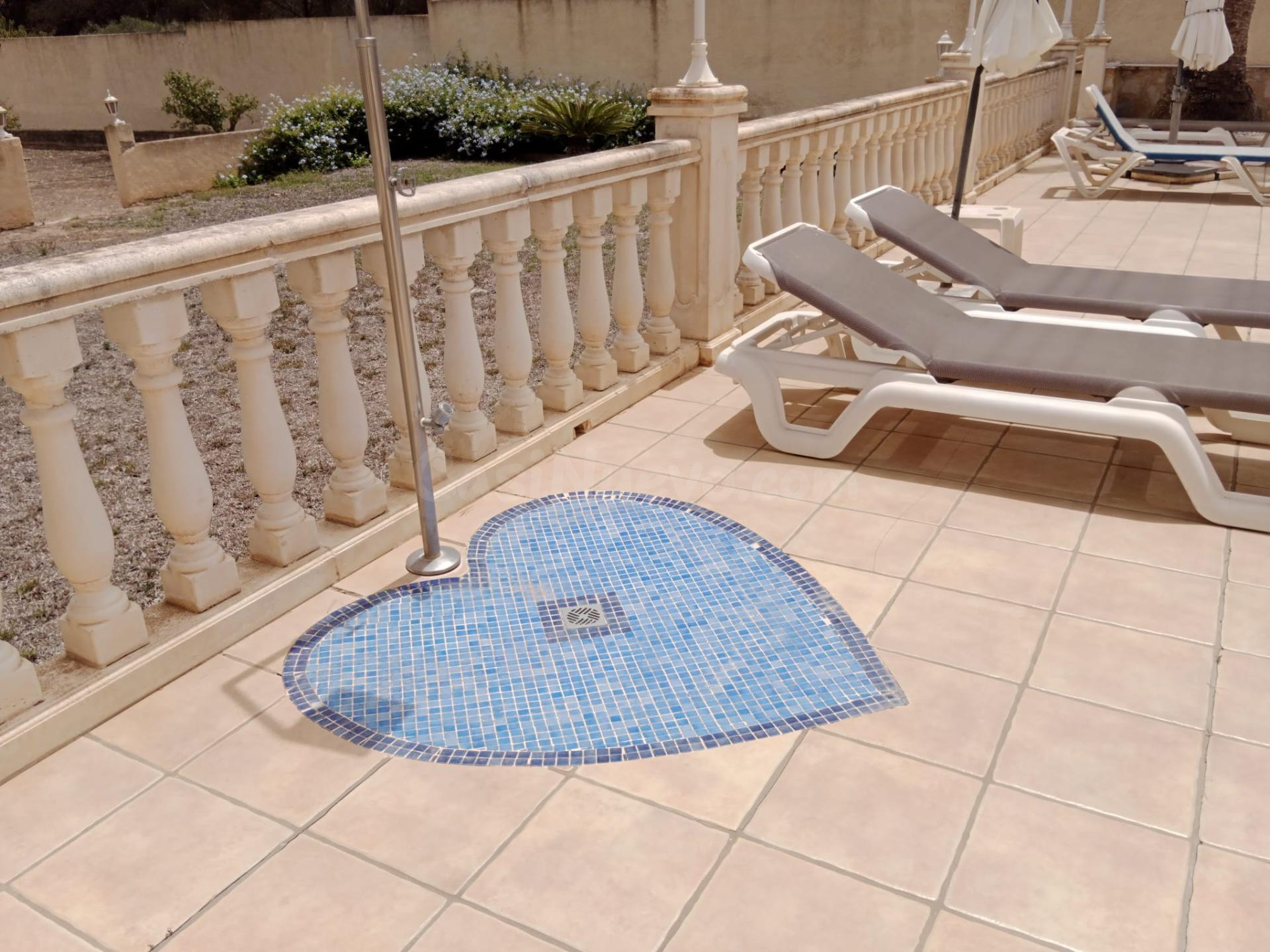 Villa de 337m2 con 4 habitaciones, piscina grande y parcela  - foto 4