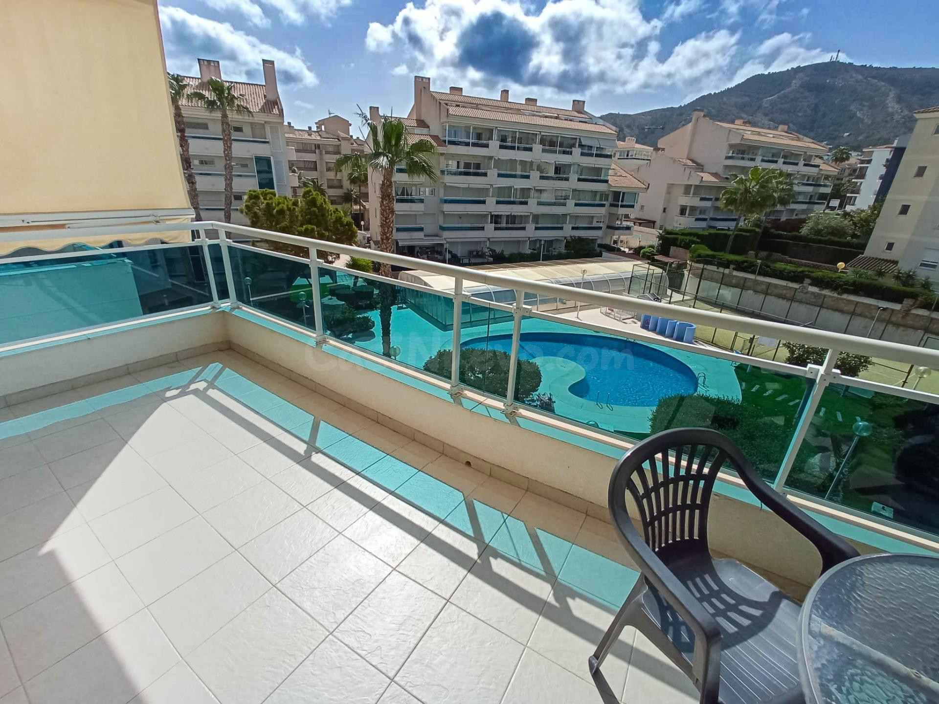 Apartamento de esquina de 2 dormitorios y 2 baños, plaza de garaje y piscina cubierta en Albir