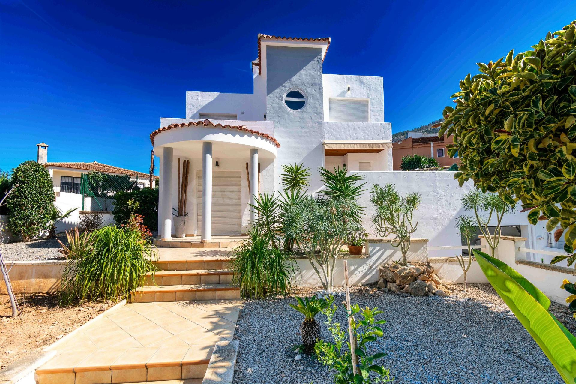 Chalet independiente de 200m2 con 538m2 de parcela, cuatro dormitorios, garaje y piscina en zona tranquila del Albir