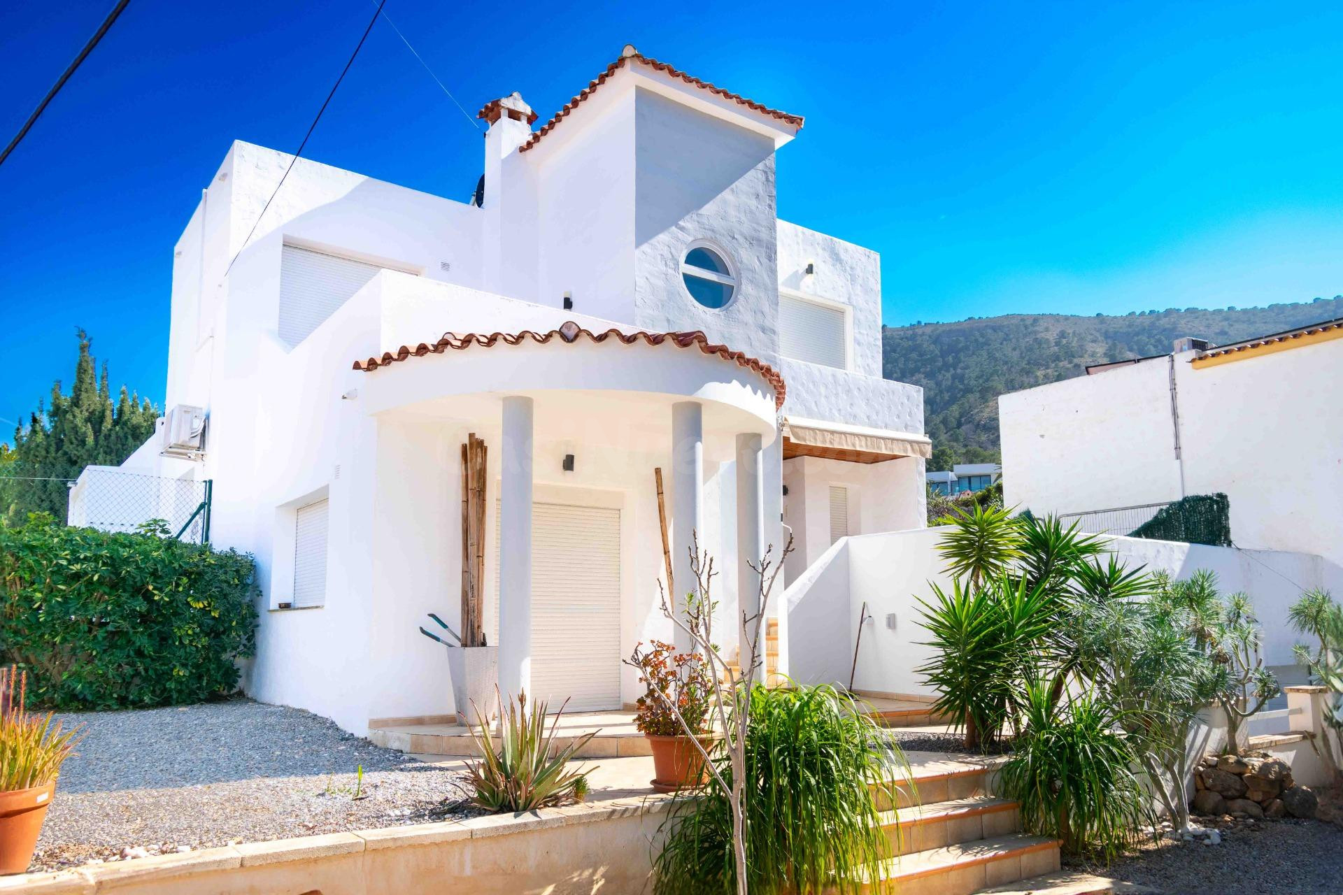 Chalet independiente de 200m2 con 538m2 de parcela, cuatro d - foto 2