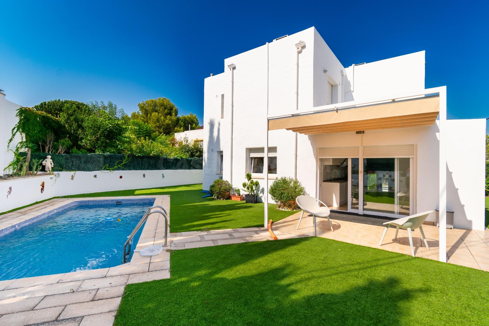 Chalet independiente de 200m2 con 538m2 de parcela, cuatro d