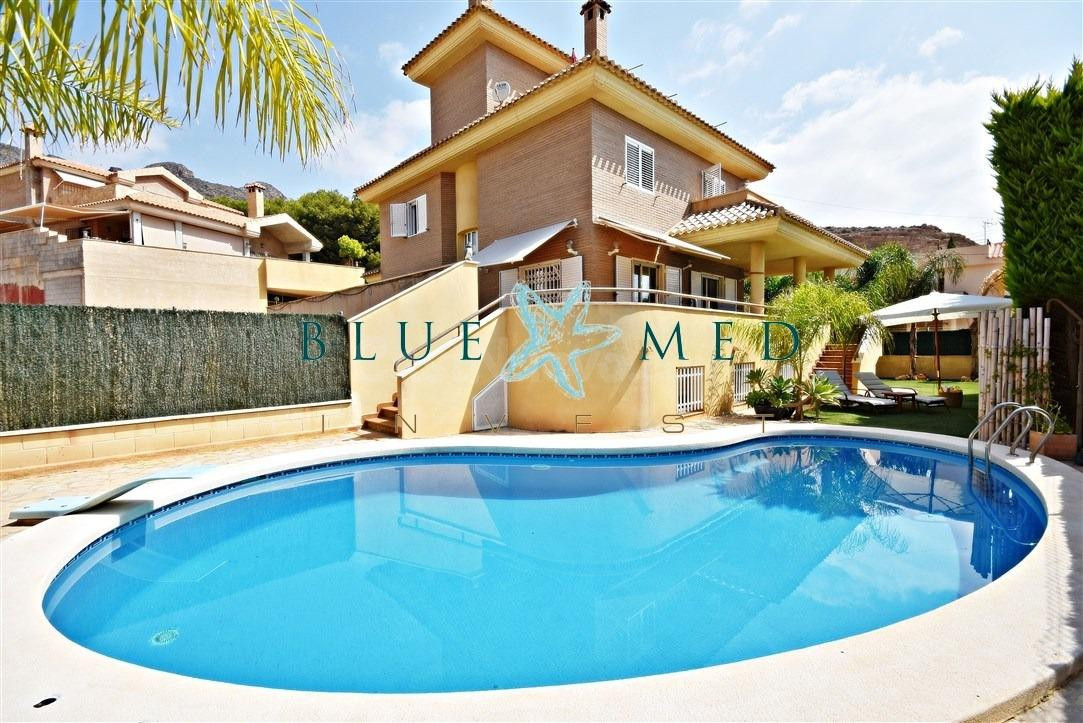 IMPRESIONANTE CHALET CON VISTAS AL MAR Y PISCINA EN BOLNUEVO