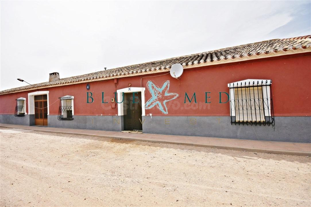 CASA DE CAMPO CON PARCELA DE 20.000 METROS EN EL PARETON
